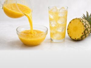 Illustrative image: frozen golden pineapple pulp, pourable, diluted as a drink