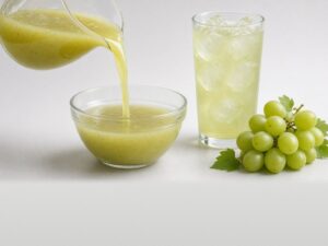 Illustrative image: frozen green grape pulp, pourable, diluted as a drink