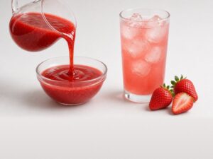 Illustrative image: frozen strawberry pulp, pourable, diluted as a drink
