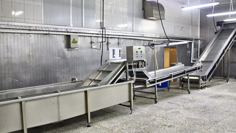Stainless steel washing and conveying line in the workshop